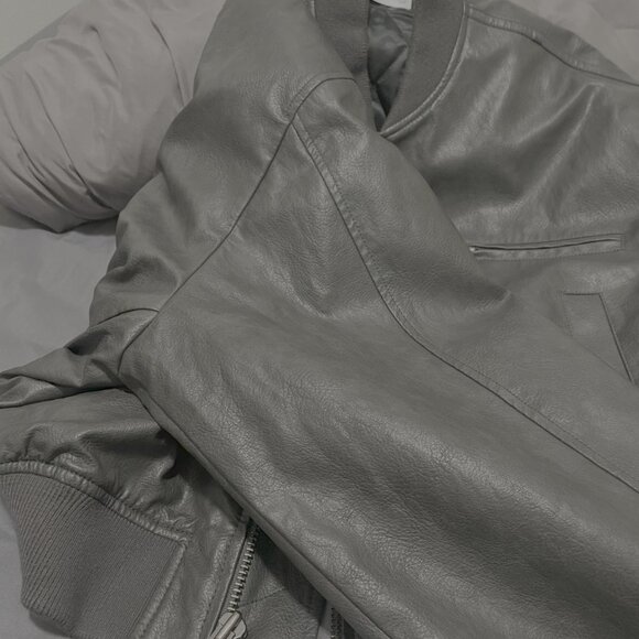 oak fort CROPPED VEGAN LEATHER BOMBER JACKET - Picture 5 of 6